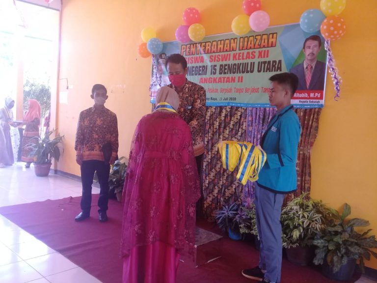 HARI INI SMAN 15 BENGKULU UTARA BAGIKAN IJAZAH KEPADA 69 ORANG SISWA. “Alhamdulillah Berjalan Sukses”.