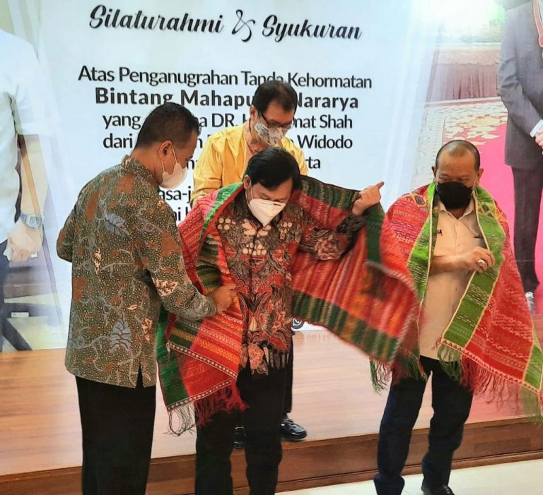 Wakil Gubernur Sumut Beri Hadiah Ulos Kepada Pimpinan DPD RI” Dalam Rangka Kunjungan Kerja Kenegaraan,,