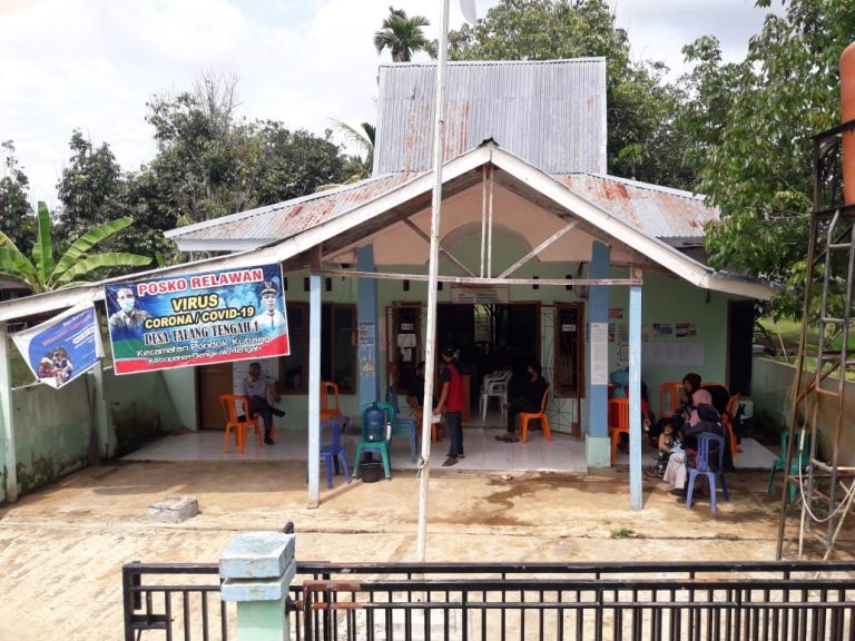 Dinas DUKCAPIL Datang Ke Desa Antusias Masyarakat Desa Talang Tengah 1 Kec.Pondok Kubang Kab.Bengkulu Tengah Mendatangi Balai Desa Untuk Rekaman E-KTP