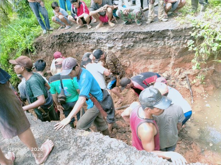 Gotong royong masyarakat Desa Pagar Besi Benteng patut diancungkan jempol