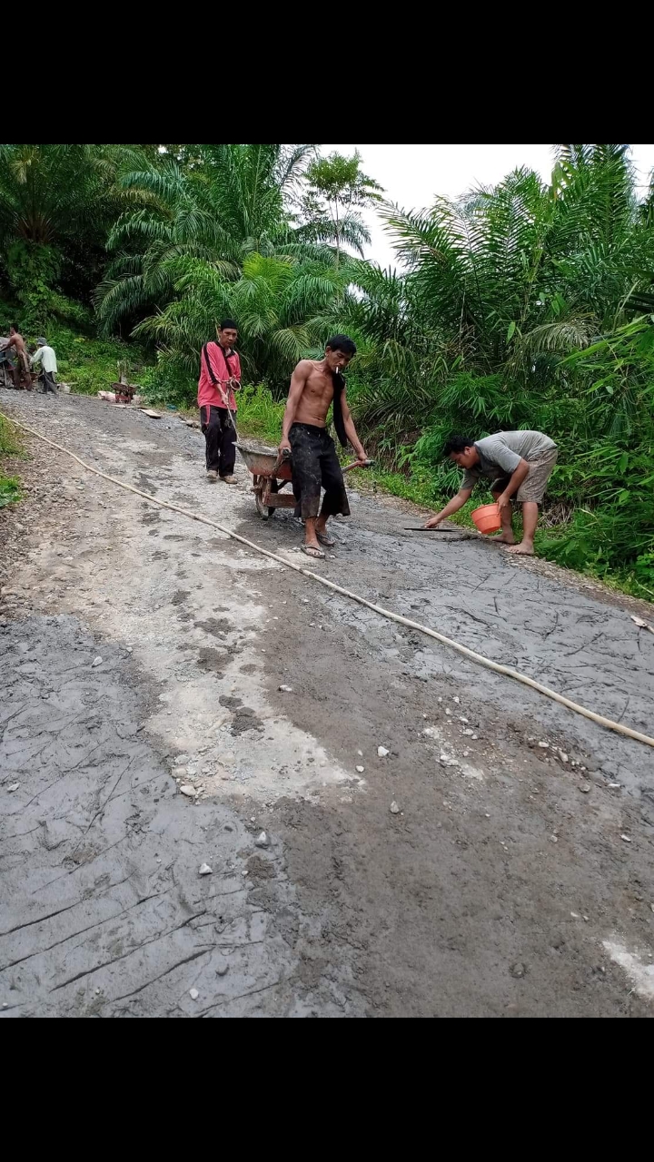 Kecewa jalan rusak, masyarakat desa Talang Ambung perbaiki jalan secara swadaya