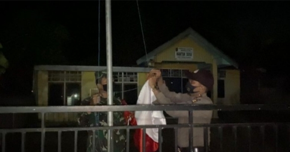 Bendera Merah Putih di Kantor Desa Tak Diturunkan Hingga Malam.