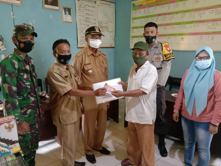 “Pemdes sukalangu Salurkan BLT DD Tahap V dan Titik Nol Kegiatan Pembangunan Beronjong.