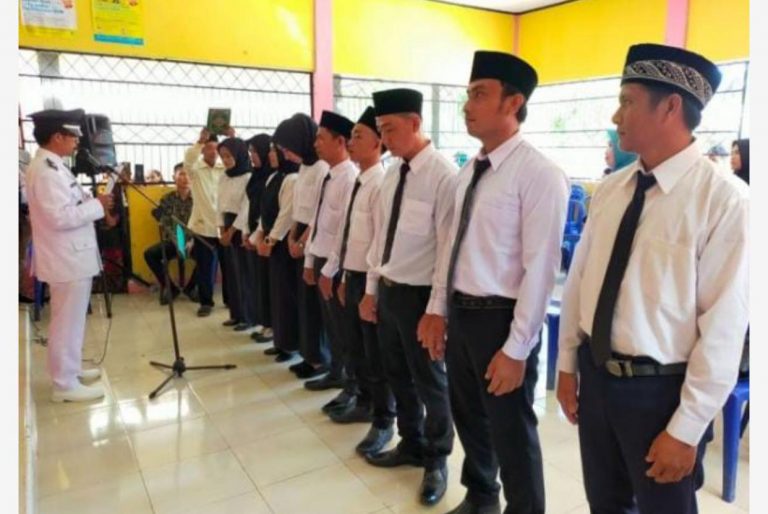 Kades Tanjung Aur Resmi Melantik 9 Orang Perangkat Desa