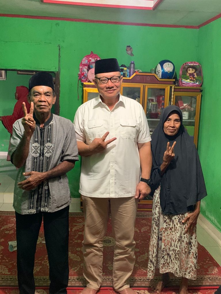 H ZULHANANI (Bang Hans) beri pembekalan politik kepada masyarakat Desa Lubuk Sanai, SP 9, Kabupaten Mukomuko dalam acara Dialog Desa